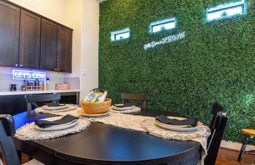 East Downtown Houston House | Private Rooftop/City Views, King Suite, Minute Maid, G.R Brown Convention Center