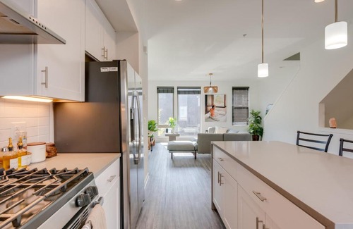 Olde Richmond House | Modern Philadelphia Retreat with Private Rooftop Escape
