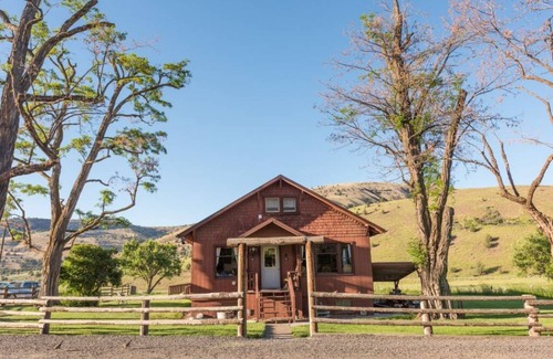 Fossil Resort | Cozy Room for 4 with Fireplace and Family-Friendly Vibe