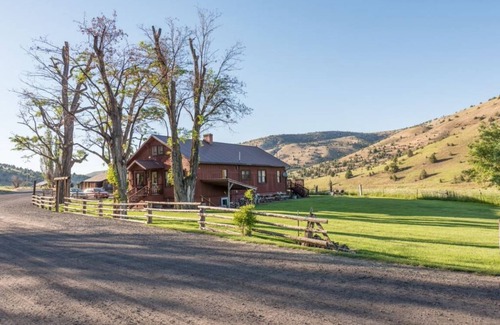 Fossil Resort | Cozy Room for 4 with Fireplace and Family-Friendly Vibe