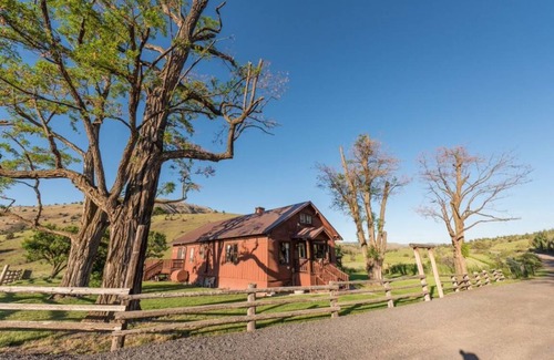 Fossil Resort | Cozy Room for 4 with Fireplace and Family-Friendly Vibe