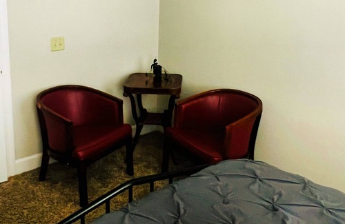 Franklin House | Private Room and Bathroom in Franklin