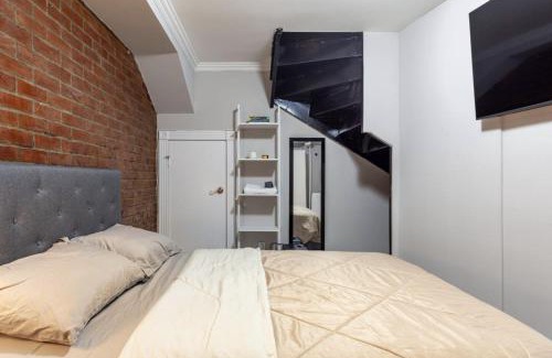 Ukrainian Village Apartment | Cozy 3-Bedroom Apartment in Vibrant East Village