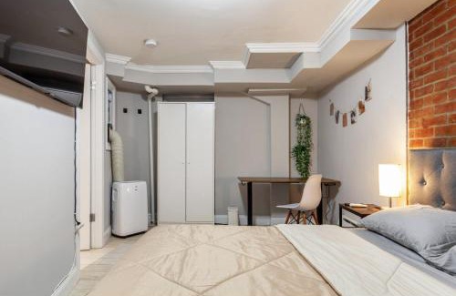 Ukrainian Village Apartment | Cozy 3-Bedroom Apartment in Vibrant East Village