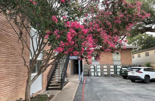 Tarrytown House | Private Room - CoLiving Condo