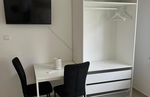 Region Hannover District Apartment | Cozy Private Room with Kitchen Amenities & High Guest Rating