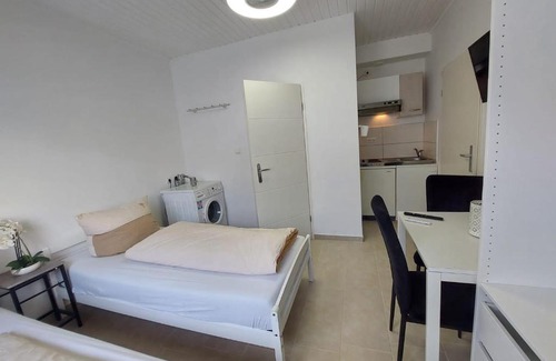 Region Hannover District Apartment | Cozy Private Room with Kitchen Amenities & High Guest Rating