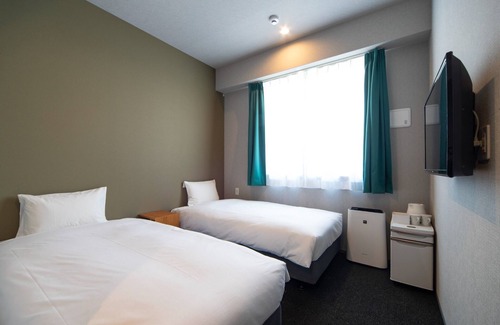 Kitahorie Hotel | Cozy Dog-Friendly Twin Room in Osaka with Breakfast