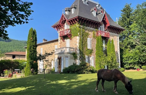 Saint-Just-d'Avray Bed & Breakfast | Private room on 3rd floor