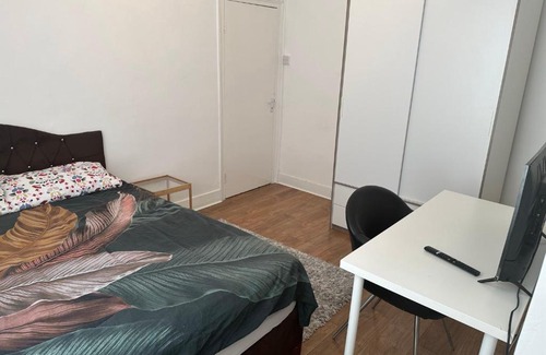 Hackney Wick House | Cozy Private Room - Budget-Friendly Getaway Awaits You