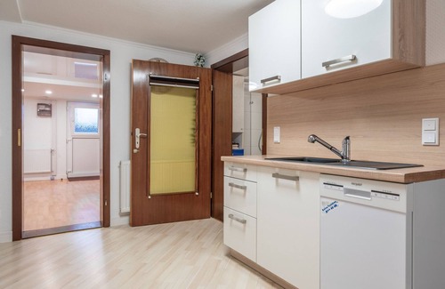 Region Hannover District Apartment | Cozy Private Room with WiFi and Kitchen for Families