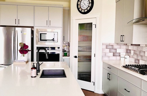 Calgary House | Cozy Guest Room with Kitchen - Perfect for Families