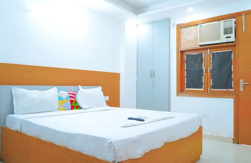 Chhatarpur Bed & Breakfast | Cozy Private Room in Chattarpur – Ideal for Families