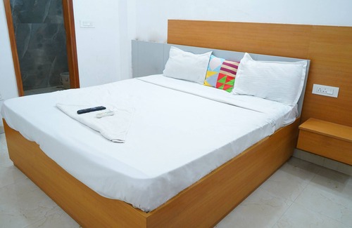 Chhatarpur Bed & Breakfast | Cozy Private Room in Chattarpur – Ideal for Families