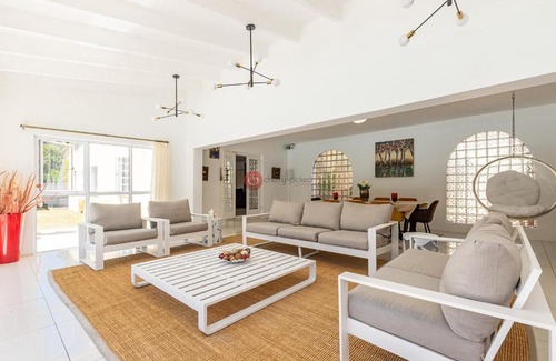 Constantia Bed & Breakfast | Cozy Private Room in Constantia with Pool Access