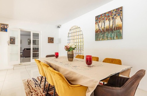 Constantia Bed & Breakfast | Cozy Private Room in Constantia with Pool Access