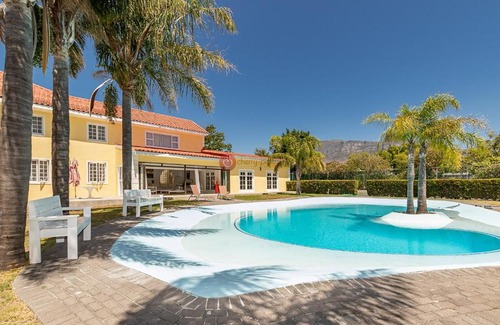 Constantia Bed & Breakfast | Cozy Private Room in Constantia with Pool Access