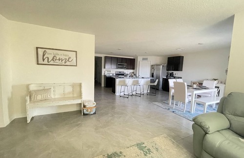 Ruskin House | Cozy Private Room Near Bahia Beach with Family-Friendly Perks