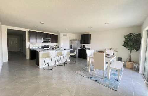 Ruskin House | Cozy Private Room Near Bahia Beach with Family-Friendly Perks