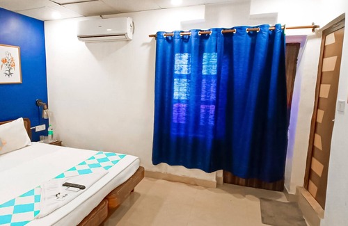 Kailash Colony House | Cozy Private Room in Greater Kailash, Child-Friendly Stay