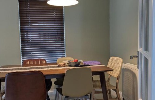 Moneymore House | Cozy Room with Mountain View - Ideal for Family Getaways