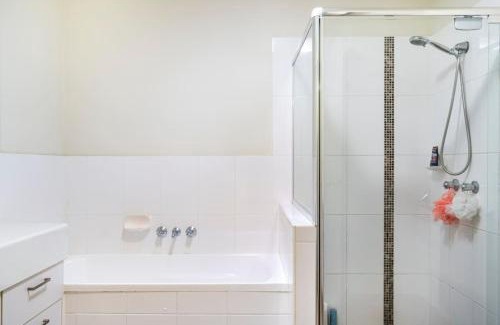 Kippa-Ring House | Cozy Room with Private Bath in a Welcoming Homestay