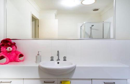Kippa-Ring House | Cozy Room with Private Bath in a Welcoming Homestay