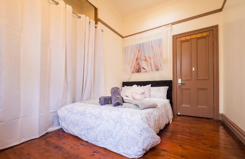 Strathfield House | Cozy Room in Strathfield Guesthouse Near Train Station