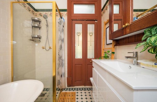 Strathfield House | Cozy Room in Strathfield Guesthouse Near Train Station