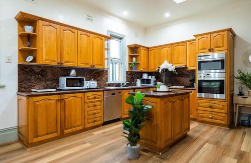 Strathfield House | Cozy Room in Strathfield Guesthouse Near Train Station