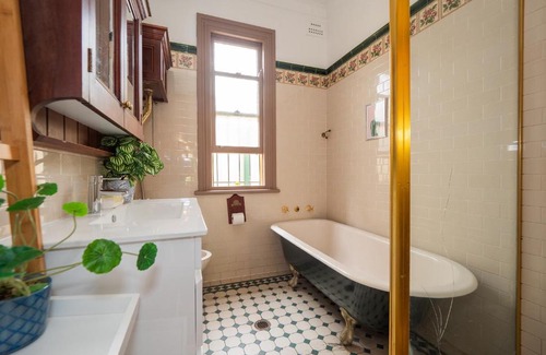 Strathfield House | Cozy Room in Strathfield Guesthouse Near Train Station