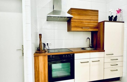Liesing Apartment | Private Room; Just 11 Min Walk to Atzgersdorf Park