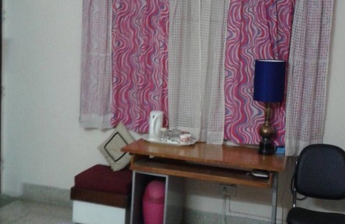 Adarsh Nagar House | Convenient Private Room in a Prime Location with Breakfast