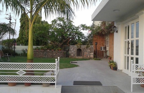 Adarsh Nagar House | Convenient Private Room in a Prime Location with Breakfast