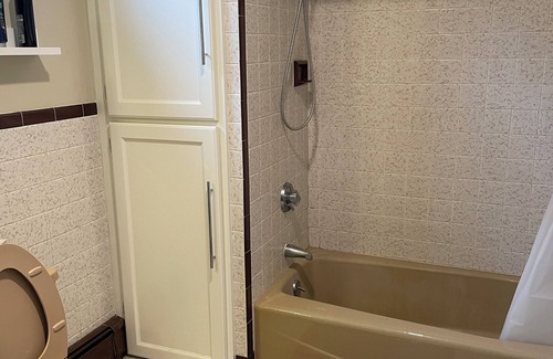 Everett House | Cozy Private Room with Kitchen & Free Parking Near Transit