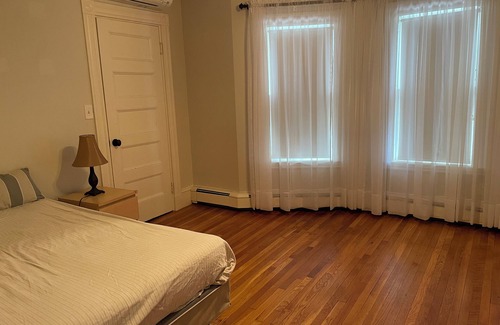 Everett House | Cozy Private Room with Kitchen & Free Parking Near Transit