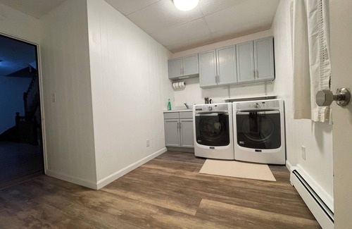 Everett House | Cozy Private Room with Kitchen & Free Parking Near Transit