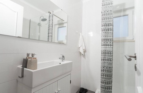 Sao Pedro de Muel Cabin | Sea View Private Room with Balcony and Family-Friendly Amenities