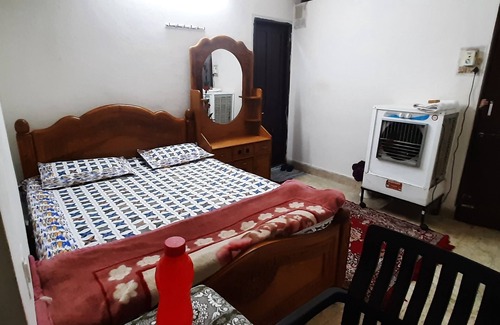 Mehdipatnam House | Cozy Private Room with Attached Bathroom for Families