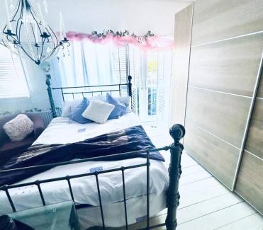 Cymmer House | Private room with en-suite and private entrance