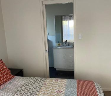 Wollongong CBD House | Ideal Private Room with Ensuite Near Wollongong CBD