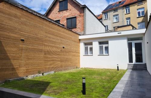 Upper Town House | Private Rooms in the Vibrant European Quarter