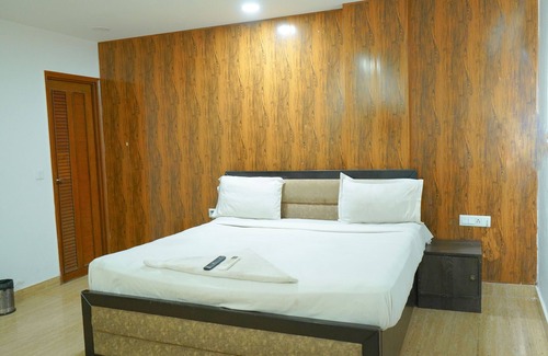 New Delhi Bed & Breakfast | Cozy Private Rooms in Khanpur - Ideal for Families