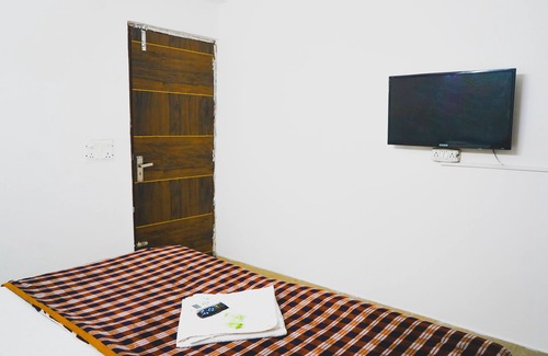 Mayur Vihar Phase 1 Bed & Breakfast | Cozy Private Rooms in Mayur Vihar for Families