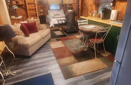 East Syracuse Cabin | Rustic 1 Bedroom Cabin with Oceanfront Views & Breakfast