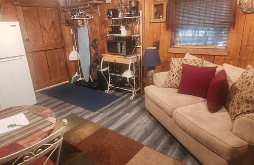 East Syracuse Cabin | Rustic 1 Bedroom Cabin with Oceanfront Views & Breakfast