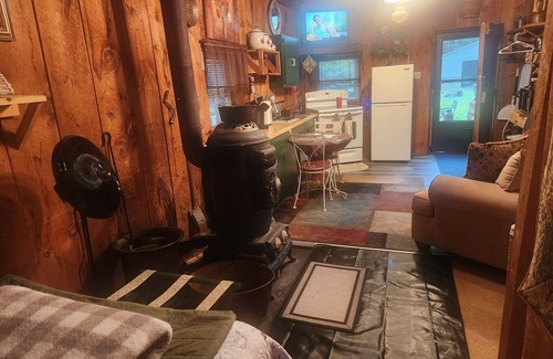 East Syracuse Cabin | Rustic 1 Bedroom Cabin with Oceanfront Views & Breakfast