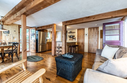 Town of Jerusalem Cottage | Quirky O'Cottage: Serene Lakefront Retreat with Pool