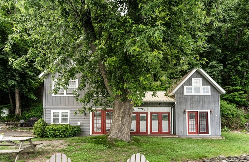 Town of Jerusalem Cottage | Quirky O'Cottage: Serene Lakefront Retreat with Pool