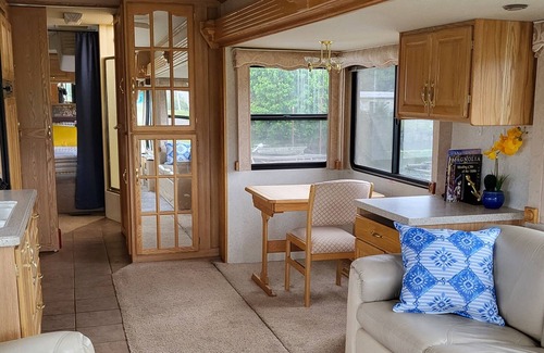 Lakeside House | Serene RV Retreat on Ten Mile Creek with Lake View